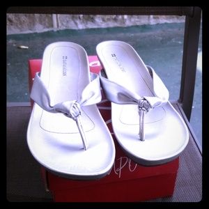 Naturalizer Woman thong sandles